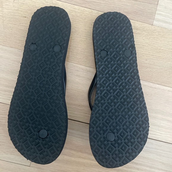 Tory Burch Flip Flops Black - Picture 2 of 5